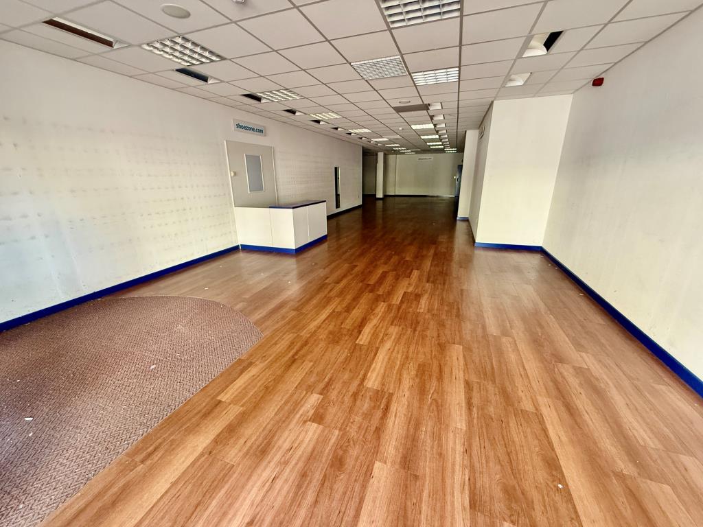 Lot: 84 - A PAIR OF VACANT COMMERCIAL PROPERTIES IN TOWN CENTRE - Ground floor shop floor
